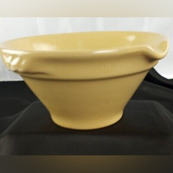 REAL KITCHEN YELLOW WARE YELLOW MIXING BOWL, SERVING BOWL WITH SPOUT NEW!!! - Picture 2 of 5